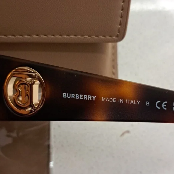 NWT Burberry sunglasses - Picture 7 of 9